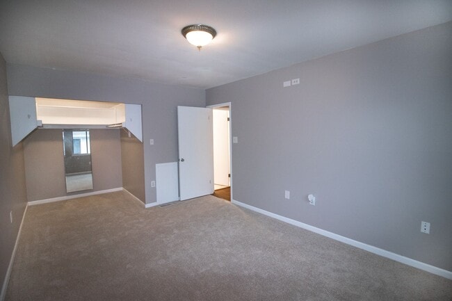 Building Photo - Upgraded & Spacious Condo in the Heart of ...