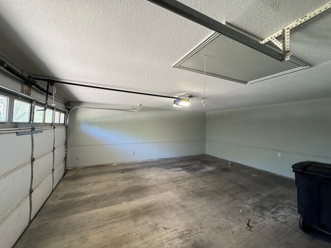 Building Photo - Gorgeous 3/3/2 Home on Spacious Corner Lot...