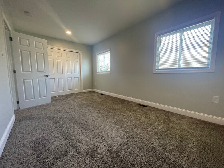 Second Floor Master Suite - 557 W Graisbury Ave