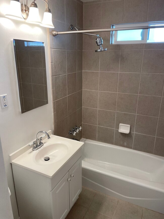 full bath - 1800 Green Ln