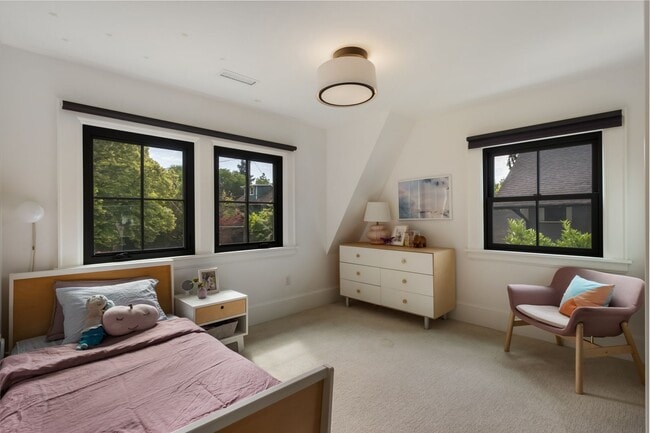 Building Photo - 2835 NE 40th Ave