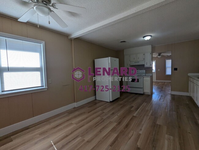 Building Photo - Charming 3 Bedroom House!