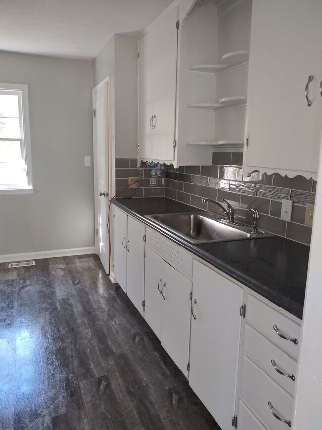 Building Photo - 3br 1.5 bath, NEWLY RENOVATED! Garage, fen...