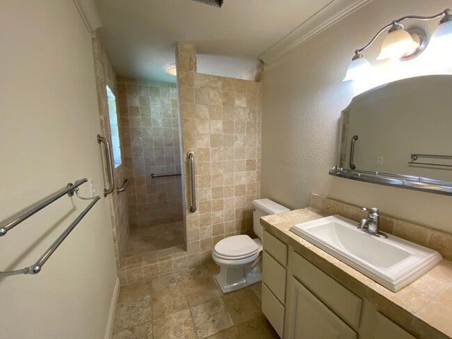 Building Photo - Beautiful Home with a Pool