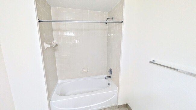 Building Photo - Annual Unfurnished 2/2 Condo in Downtown S...