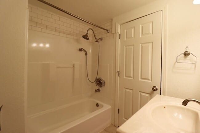 Building Photo - Ravenna Charmer!!’