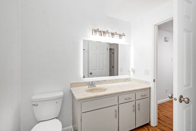 Building Photo - Super Cute North End Place with Garage and Backyard!
