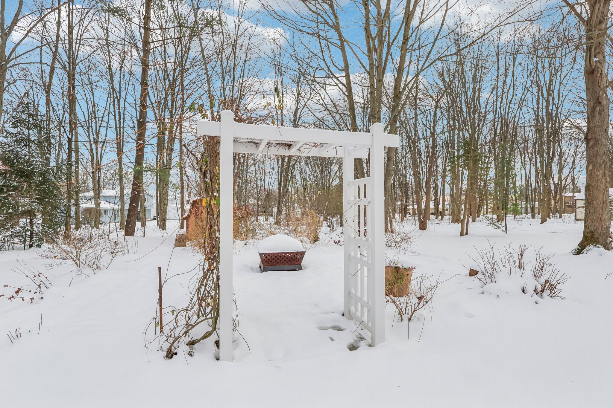 Building Photo - 6235 Sunnywood Dr