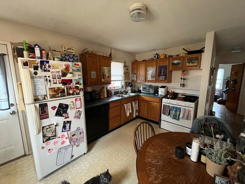 Kitchen/Dining - 222 S Roosevelt St