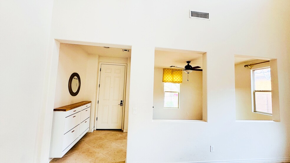 Building Photo - 2533 W Brisa Dr