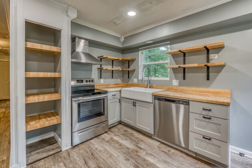 Building Photo - 8202 Westland Dr