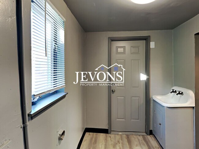 Building Photo - Your Next-Door Deal: Rent Ready!