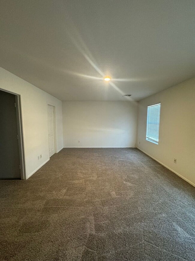 Building Photo - 4 BEDROOM IN PARK MEADOWS