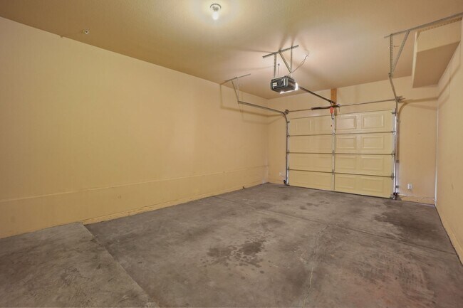 Building Photo - 2 Primary Bedrooms in a Gated Northwest Co...