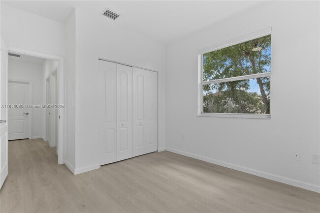 Building Photo - 3956 NE 11th Dr