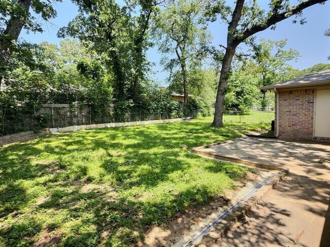 Building Photo - 111 E Doris Dr