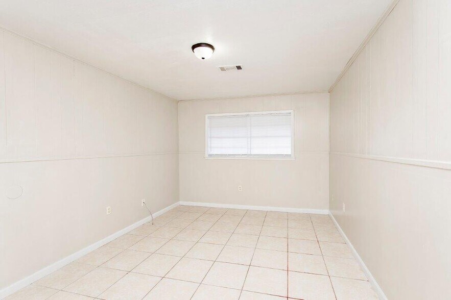 Building Photo - 13601 Goodwood Blvd