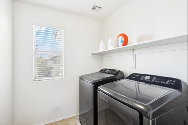 Building Photo - Nice 3 Bedroom Home In Phoenix
