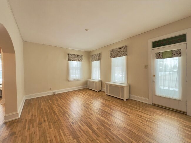 Building Photo - 717 Warner Ave