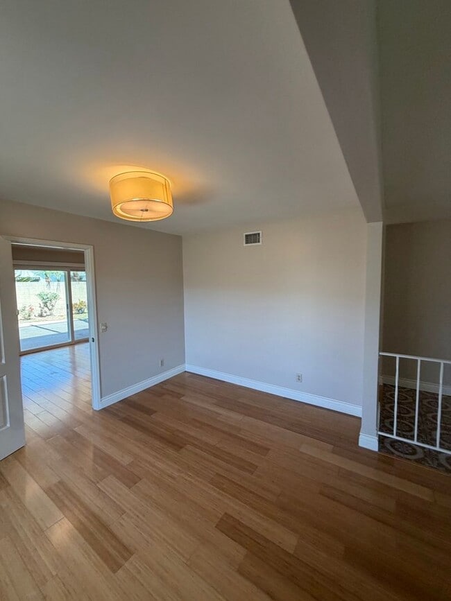 Building Photo - Beautiful 3 Bedroom Home in Avocado Heights