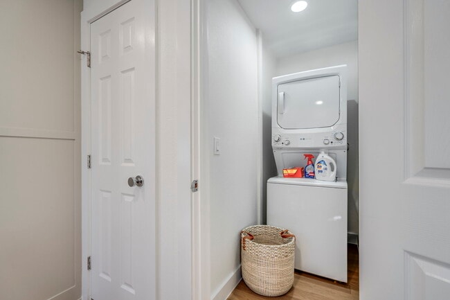 Building Photo - 6501 Ravendale Ln