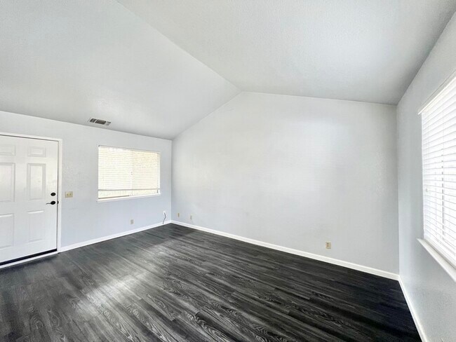 Building Photo - 1 Bedroom, 1 Bathroom Condo