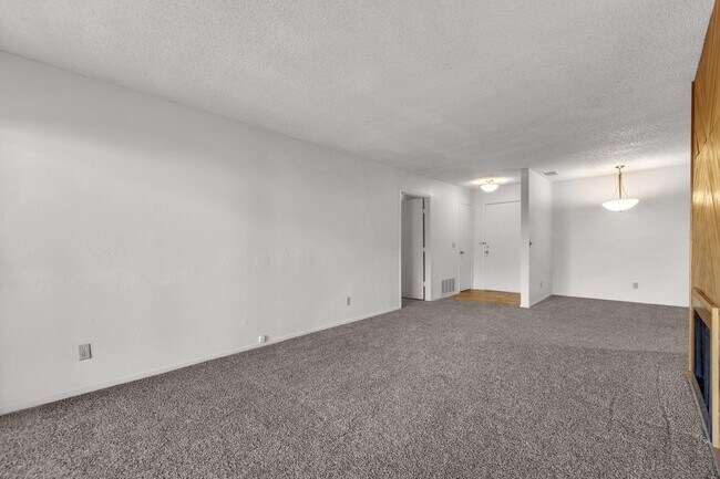 Building Photo - 2bed, 2bath condo with W/D, Balsony and river access