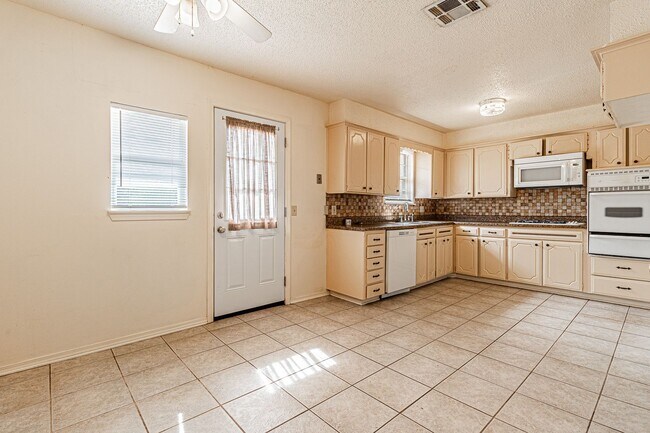 Building Photo - 3 Bed 1.5 Bath in Del City!