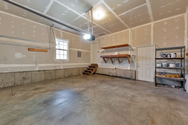 Building Photo - Beautiful Pet Friendly 4 Bed, 3 Bath Farmi...