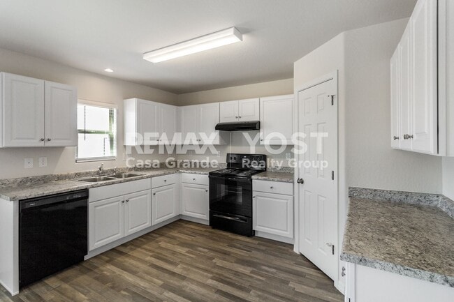 Building Photo - Spacious Two-Story Home with Den & Private Backyard