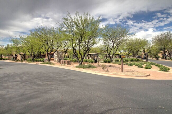 Building Photo - 9427 E Trailside View