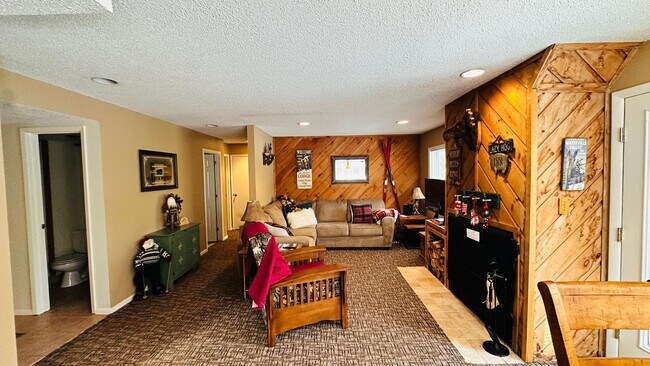 Building Photo - Summer Seasonal 6 Month Lease Available!  $1,700/ mo Charming Two-Bedroom Condo in Waterville, NH!