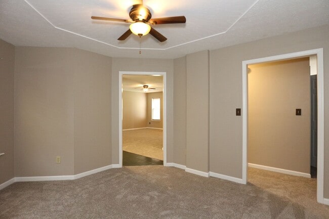 Building Photo - Large 5 Bedroom Westfield Home!