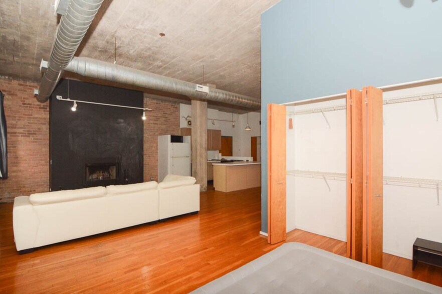 Building Photo - 110 N Peoria St