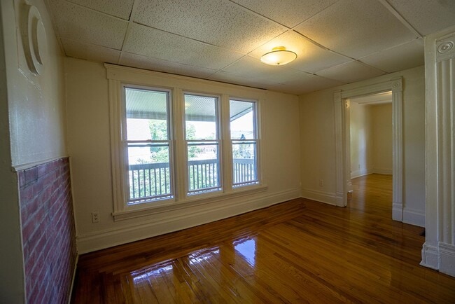 Building Photo - Beautiful Upper Flat With Private Side Por...