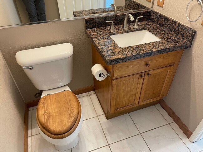 Building Photo - Spacious 4 Bedroom Townhouse Style Condo i...