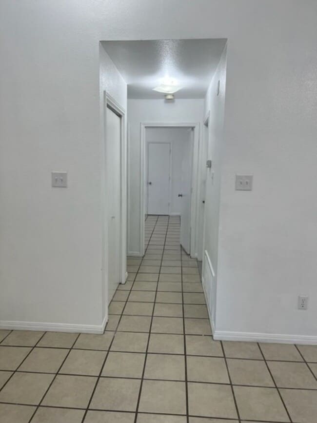 Building Photo - 669