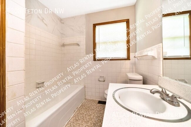 Building Photo - 3308 Teton Dr NW