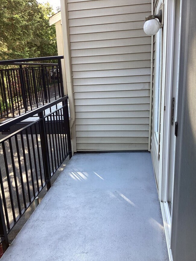 Building Photo - Charming Edmonds Condo with Two Garages an...