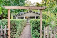 Building Photo - Hidden gem in SW Portland 2bd 1bth waiting for you!