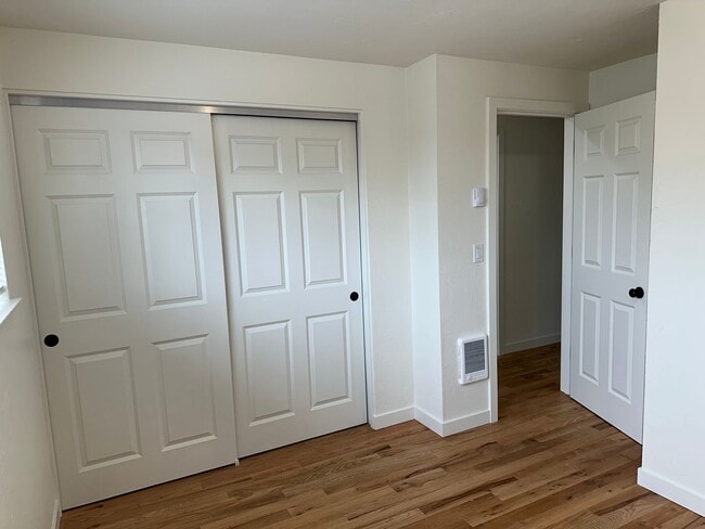 Building Photo - Beautifully updated 3 bedroom, 1 bath hous...