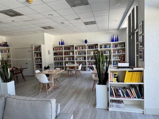 Building Photo - 1450 Brickell Bay Dr