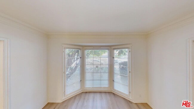 Building Photo - 127 N Doheny Dr