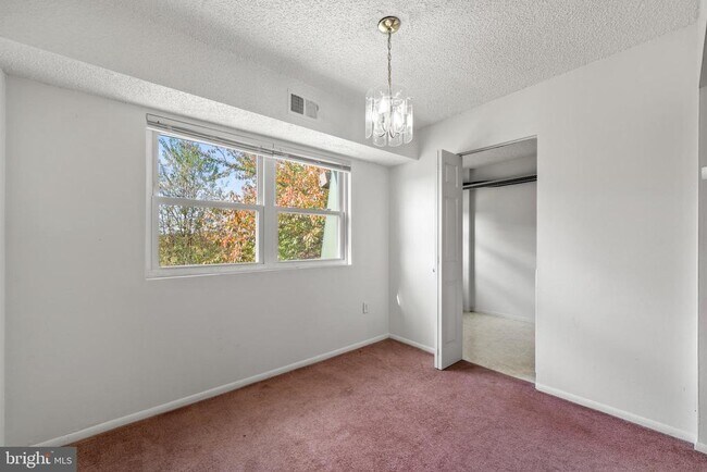 Building Photo - 424 Meadowview Ln