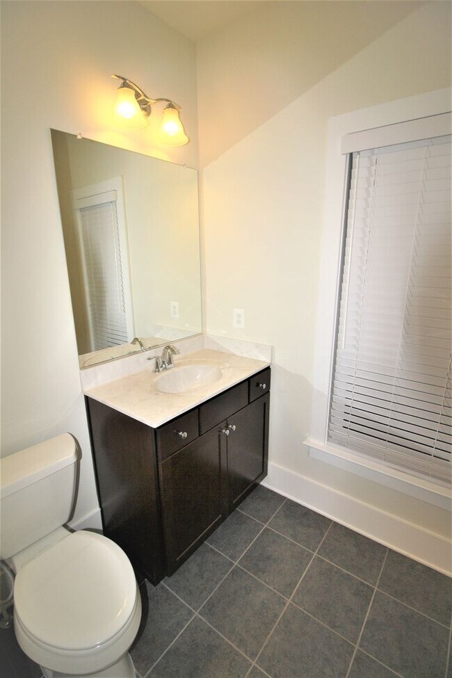 Building Photo - Elegant 3 Bedroom 2 Full 2 Half Bath Townhome in Ashburn