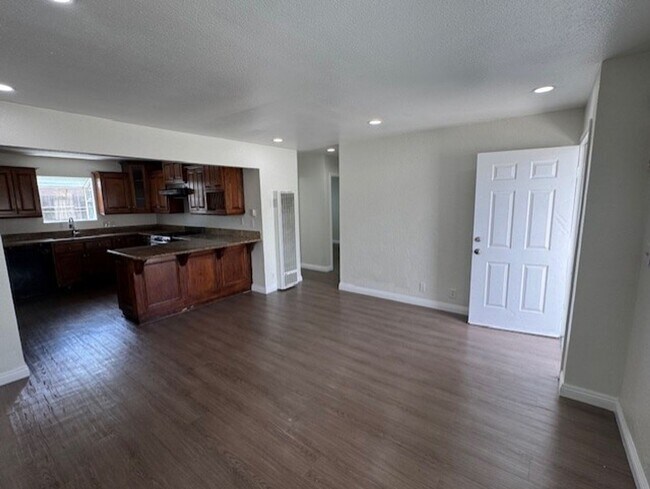 Building Photo - 2425 W Cameron St