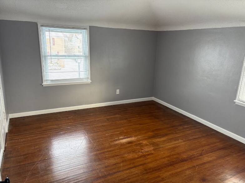 Building Photo - 136 Kenview Ave