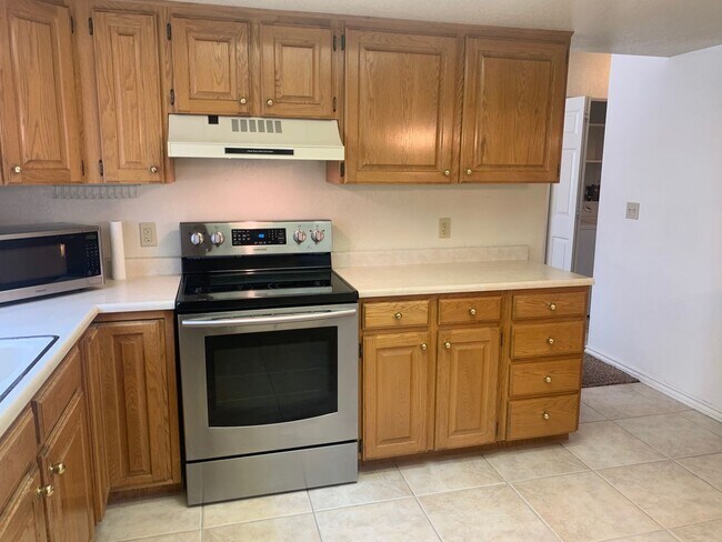 Building Photo - Downtown location. Quiet townhome!