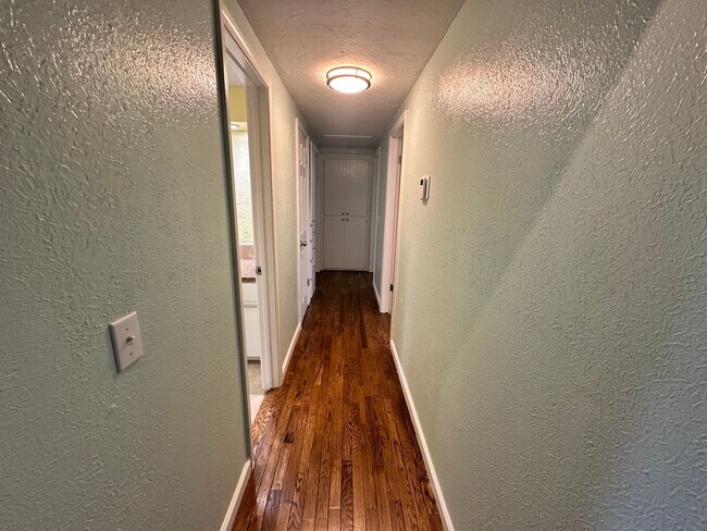 Building Photo - FOR RENT: Charming 3-Bedroom, 2-Bath Home in Yukon! - Move In Deposit-Free! (If Qualified)