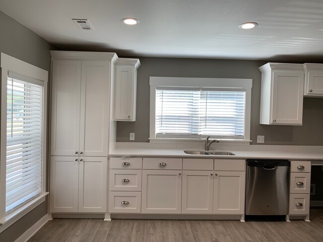 Kitchen - 400 E Twin Springs St